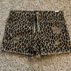 New with tags size Large “jogger style” cheetah print shorts 🐆🖤